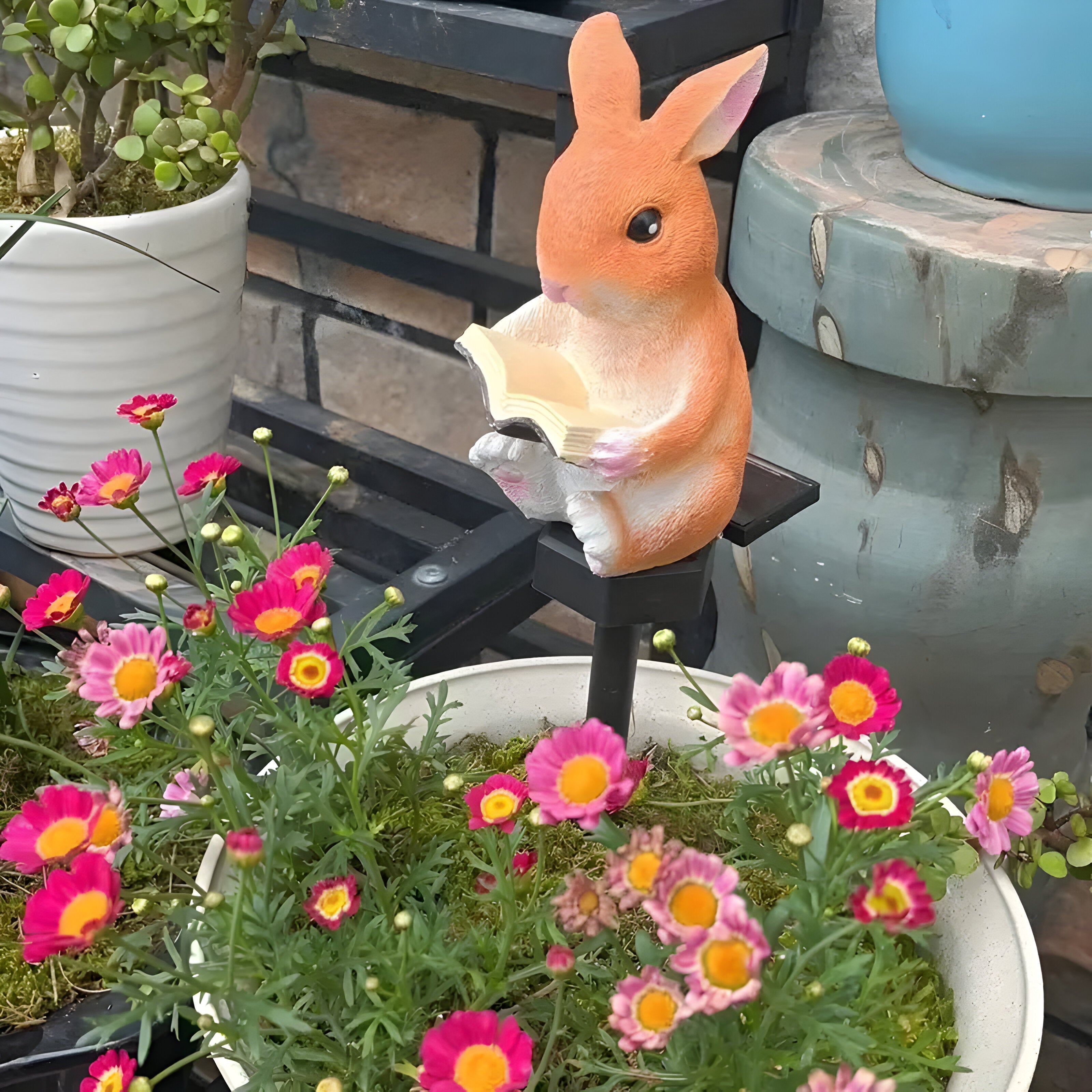 Fabelux Solar Gartenleuchte Hase | Lesender Deko-Hase mit LED | Wetterfest & Dämmerungssensor | Kunstharz