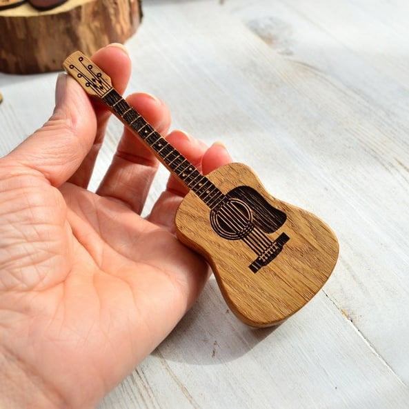 GuitarHolder - Gitarrenplektrenhalter +3 Gratis Plektren