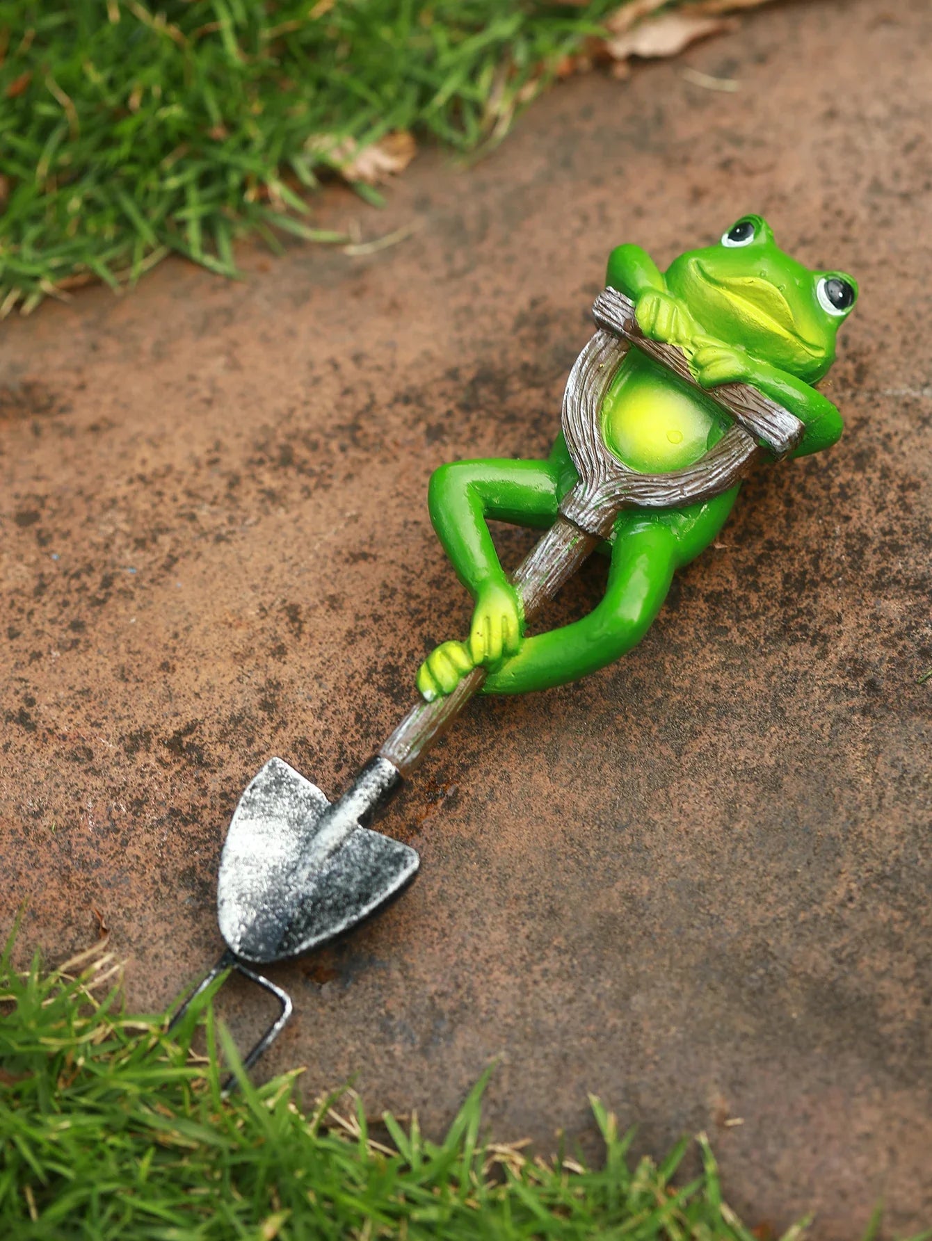 Gartenfigur FroggieBloom | Lustiger Frosch mit Schaufel | Wetterfest | Handbemalte Gartendeko