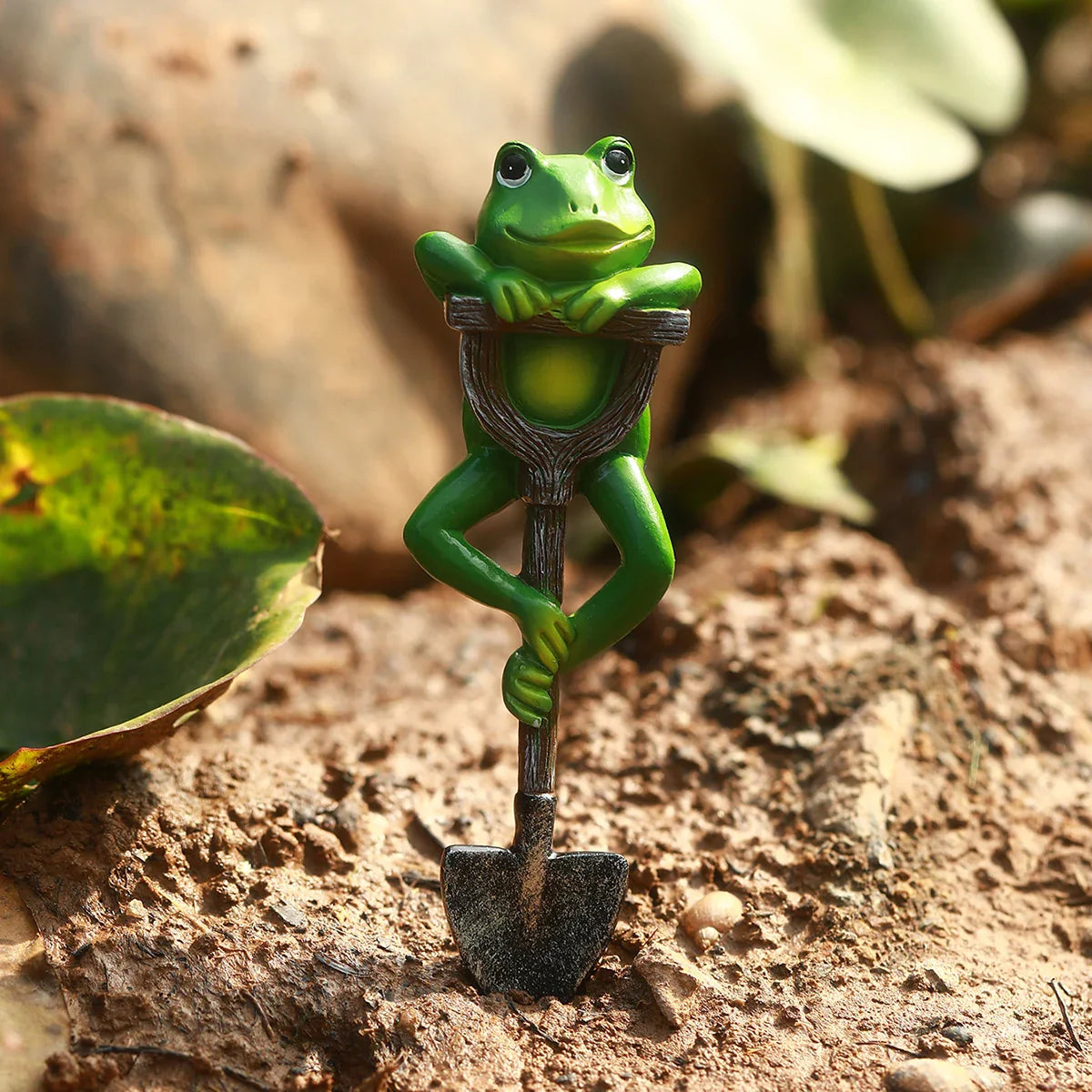 Gartenfigur FroggieBloom | Lustiger Frosch mit Schaufel | Wetterfest | Handbemalte Gartendeko