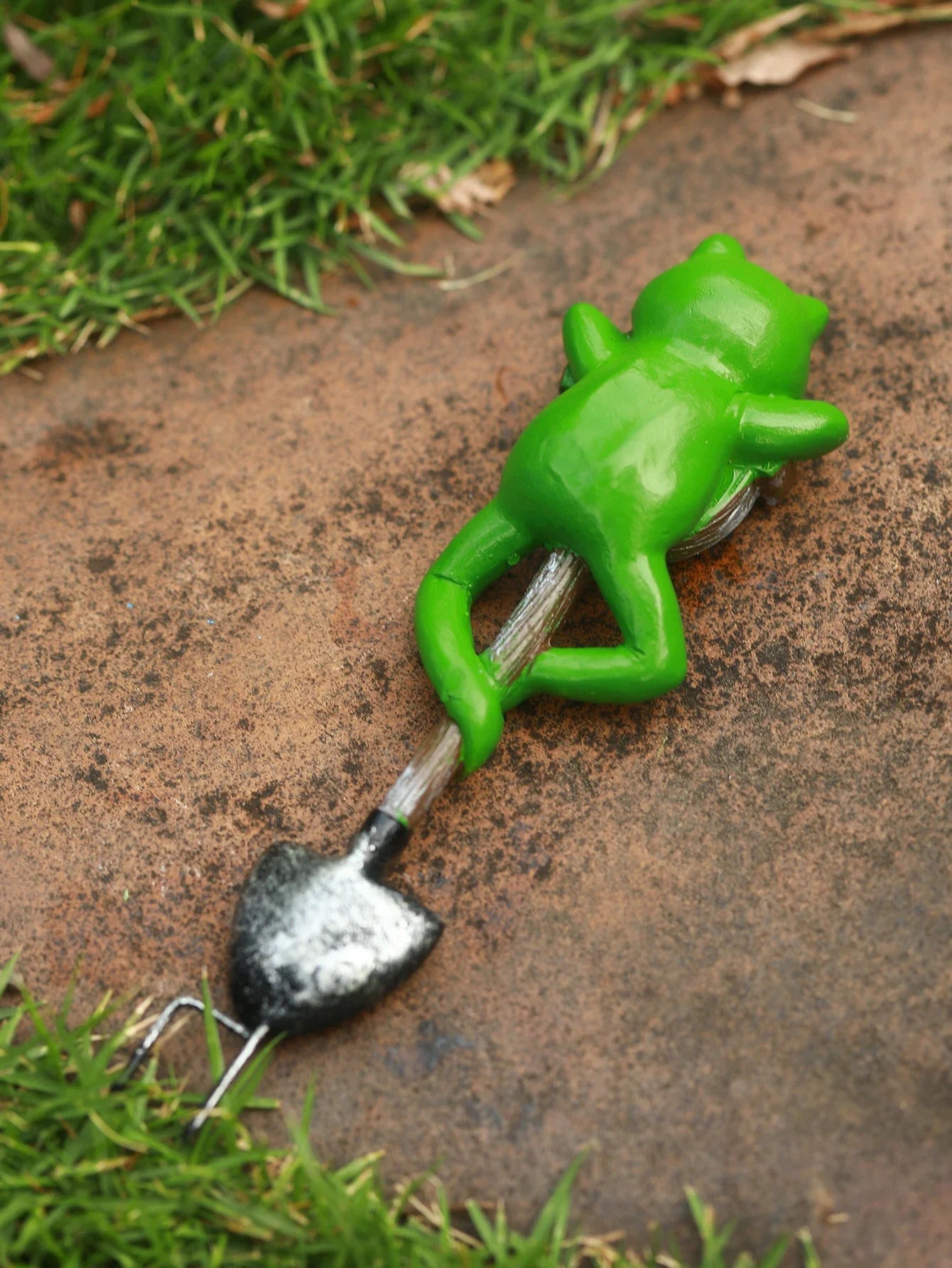 Gartenfigur FroggieBloom | Lustiger Frosch mit Schaufel | Wetterfest | Handbemalte Gartendeko