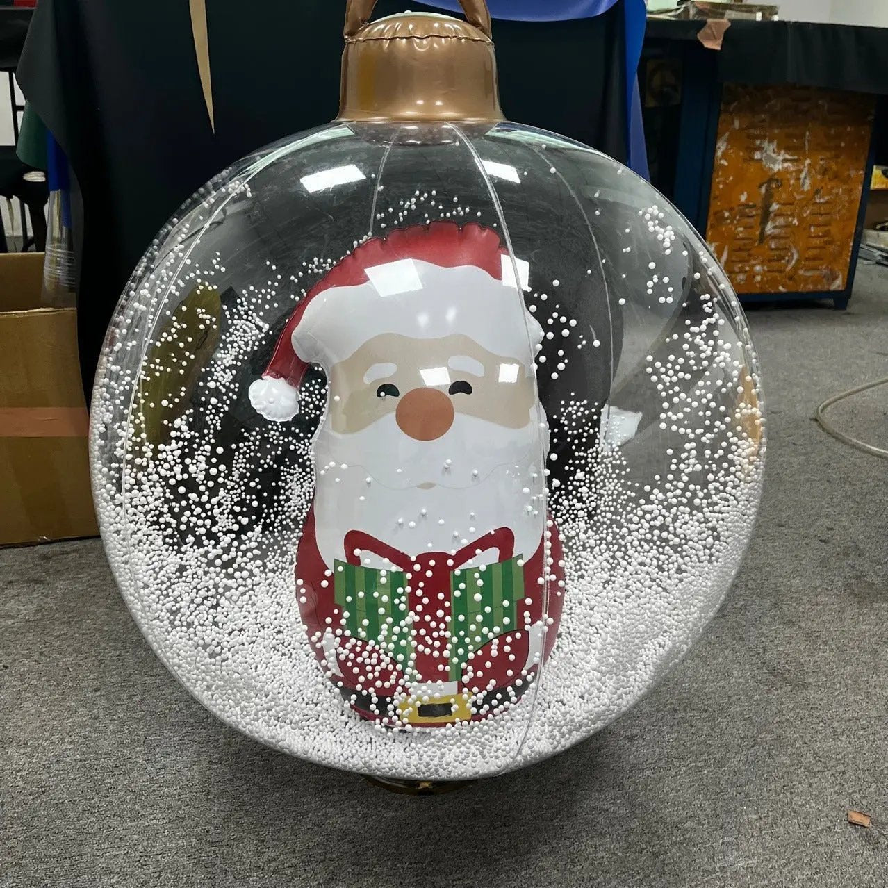 GlowOrnament™ – Aufblasbare Weihnachtskugel
