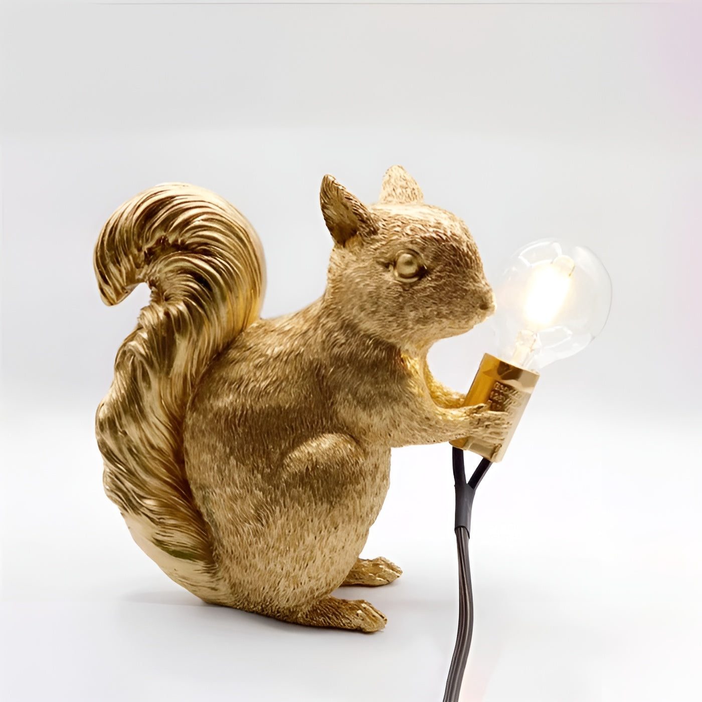 NordiLicht Tischlampe Eichhörnchen | Nordic Design | Warmes LED-Licht | Harzfigur