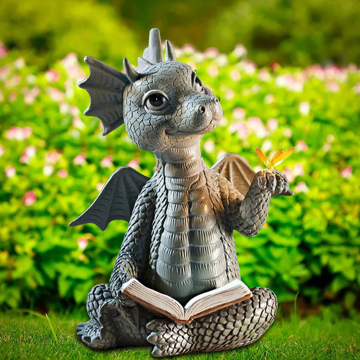Drachenfigur mit Buch | Handbemalt & Wetterfest | Resin Skulptur | 9 × 7 × 10 cm