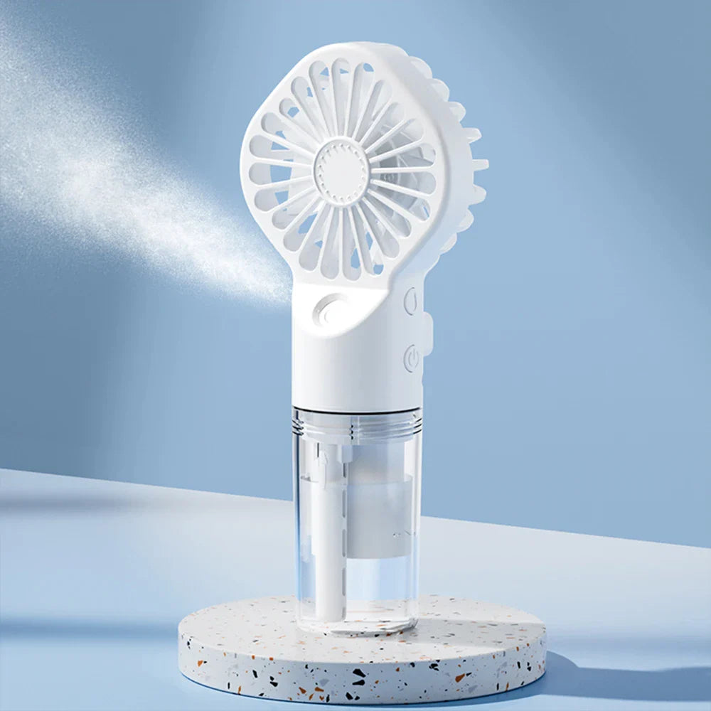 Brisella Air Mini Handventilator mit Luftbefeuchter | 4-Stufen-Sprühfunktion | USB Wiederaufladbar | Tragbar & Leise