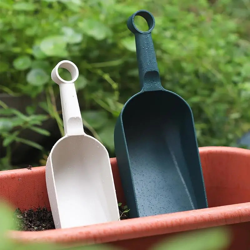 Plantiva Gartenschaufel aus Kunststoff | Ergonomischer Griff | Platzsparend & Leicht | In 2 Größen erhältlich