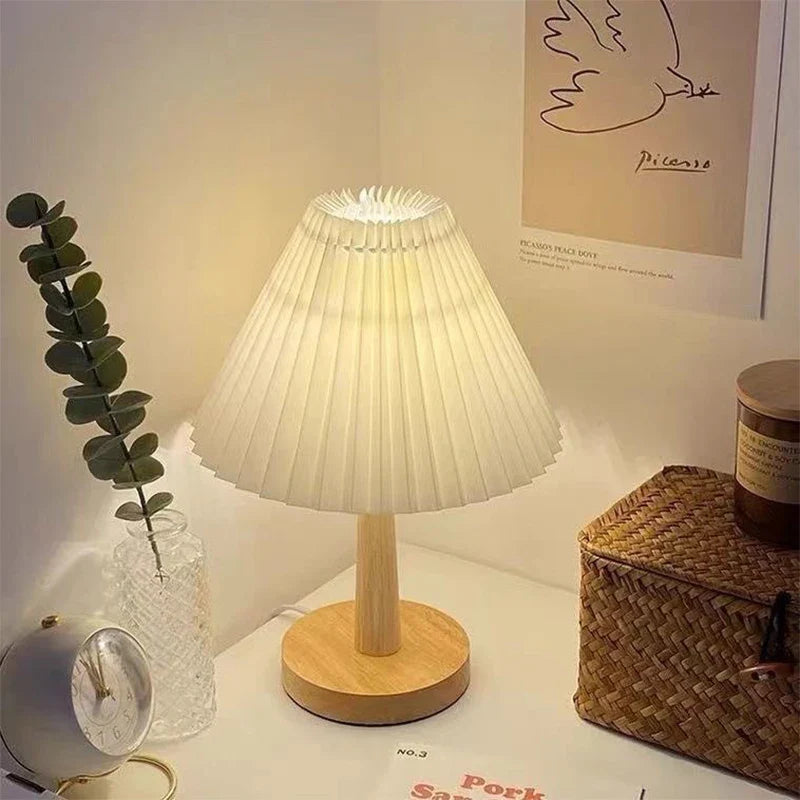 Nordic Pleat Tischlampe | Faltbares Design & Stoffschirm | USB/220V | 5W