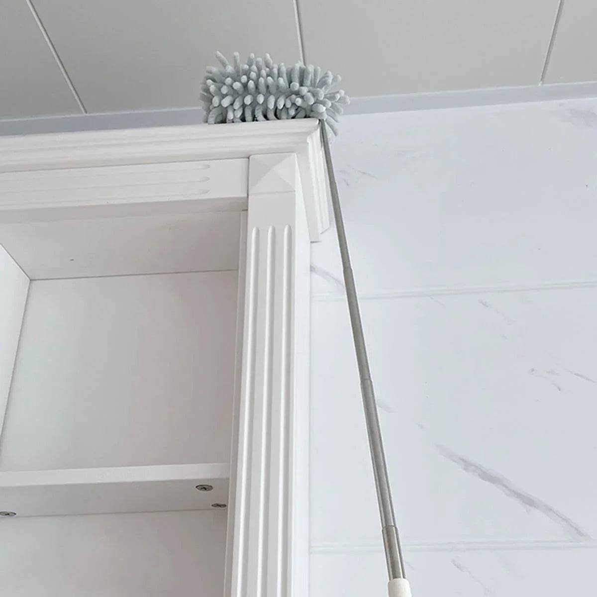 DUSTELLA Teleskop-Staubwedel | Verlängerbar auf 80 cm | Mikrofaser-Chenille & Edelstahlgriff – Für Decke, Möbel & Ecken