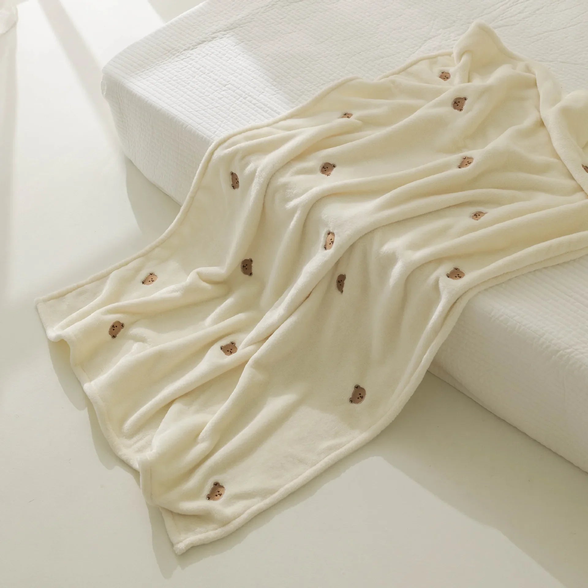 CuddleBear Babydecke | Weiches Fleece | Bestickt mit Bärchen | Kuschelig warm für Herbst & Winter