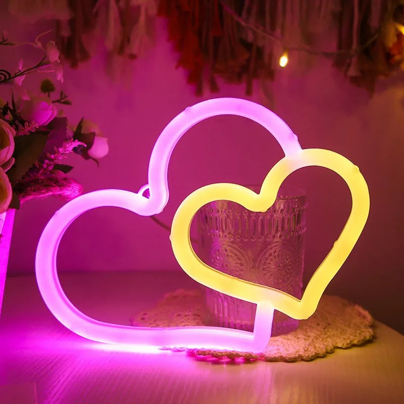 Amora Neon Tischlampe Herz | Doppeltes Love-Design | USB & Batteriebetrieb | Rosa LED Licht | Party & Deko