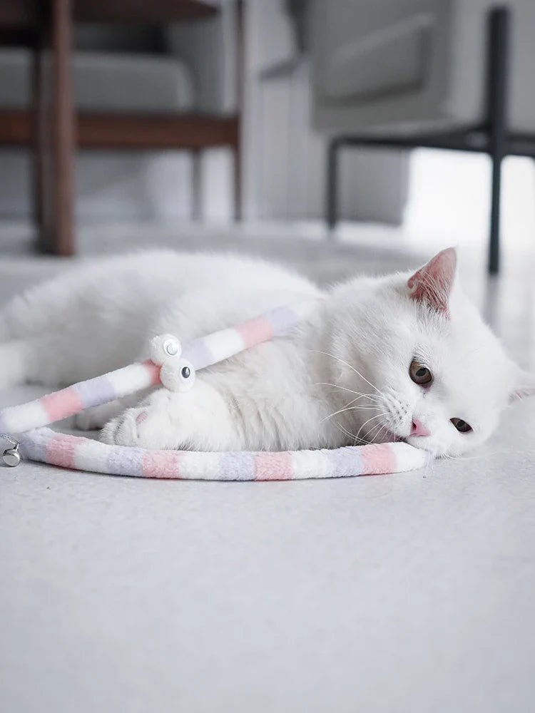 Katzenspielzeug CattaPillar Swing | Flanell-Raupe an 46 cm Stab | Beißfest & interaktiv | 60 cm Spiellänge