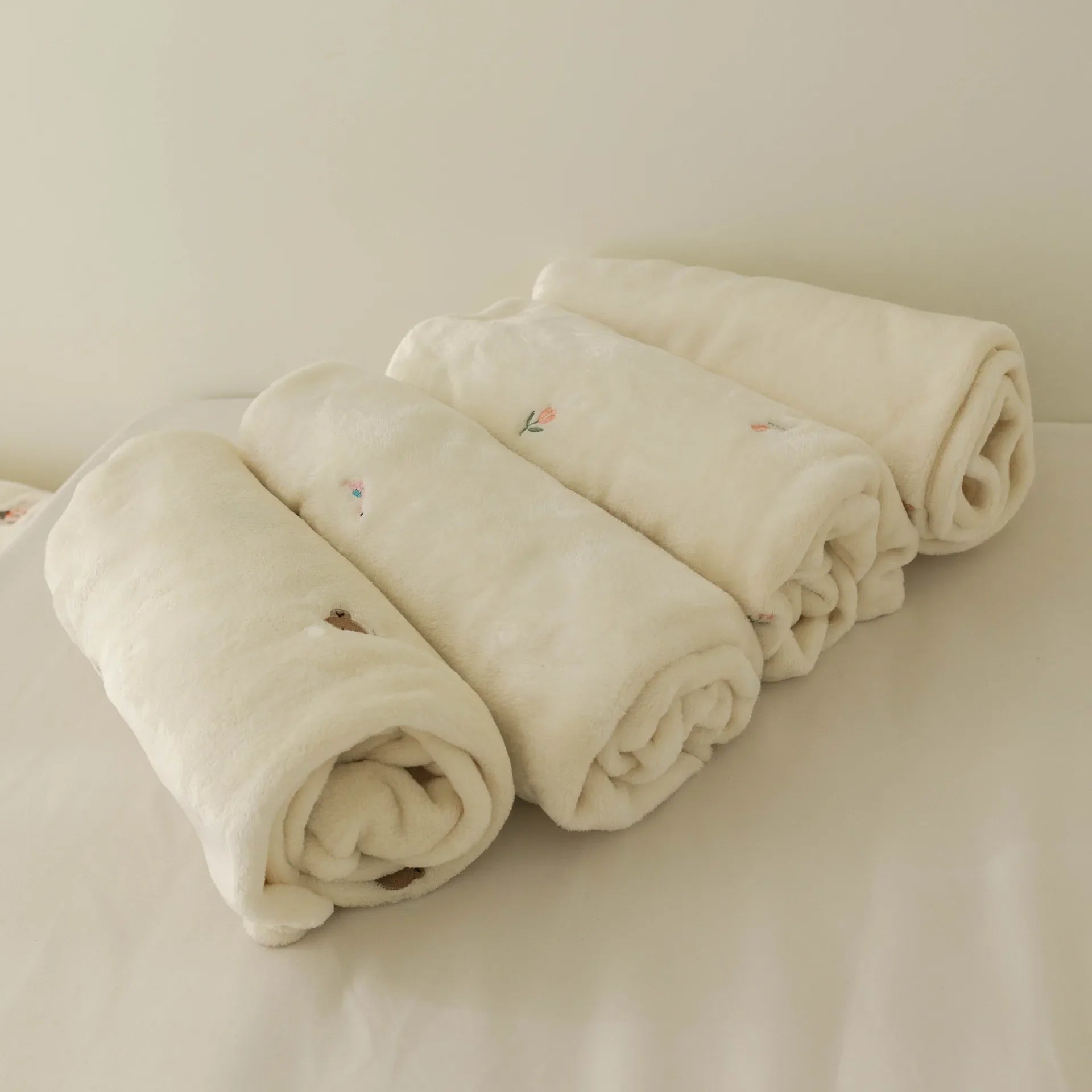 CuddleBear Babydecke | Weiches Fleece | Bestickt mit Bärchen | Kuschelig warm für Herbst & Winter