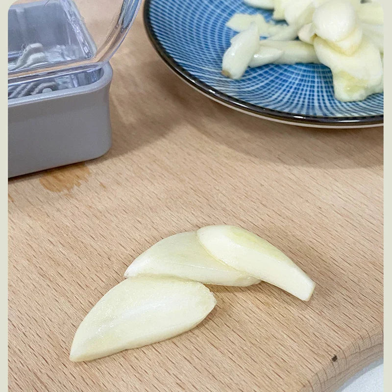 GARLICO Knoblauchpresse Handgerät | Manuelle Knoblauchreibe & Schäler | Edelstahl & ABS | Küchenhelfer für feines Zerkleinern