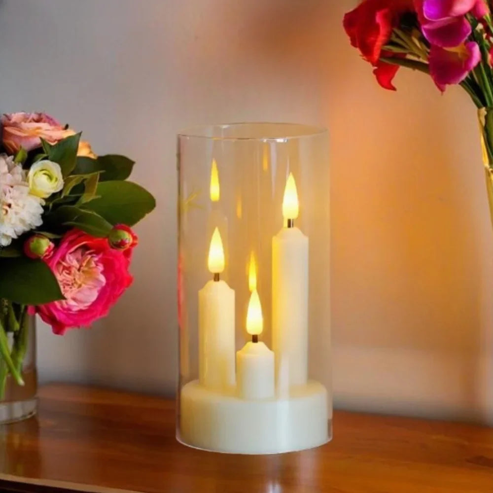 LumoAura LED Kerze mit 3 Dochten | Flackernde Flammenoptik im Glas | Batteriebetriebene, Flammenlose Kerze | Sicher & Realistisch | Warmweißes Licht