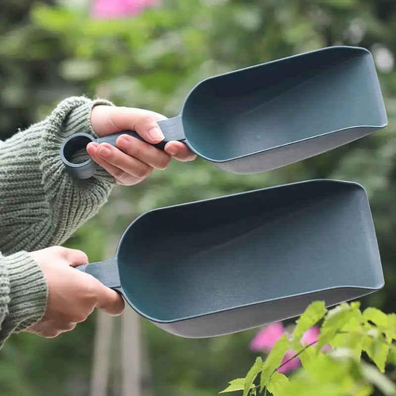 Plantiva Gartenschaufel aus Kunststoff | Ergonomischer Griff | Platzsparend & Leicht | In 2 Größen erhältlich