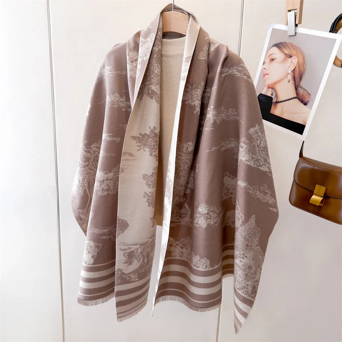 BelleAria Elegance Pashmina-Schal mit Schleifenprint | 185 × 65 cm | Weich & Wärmend mit Fransen | Herbst & Winter