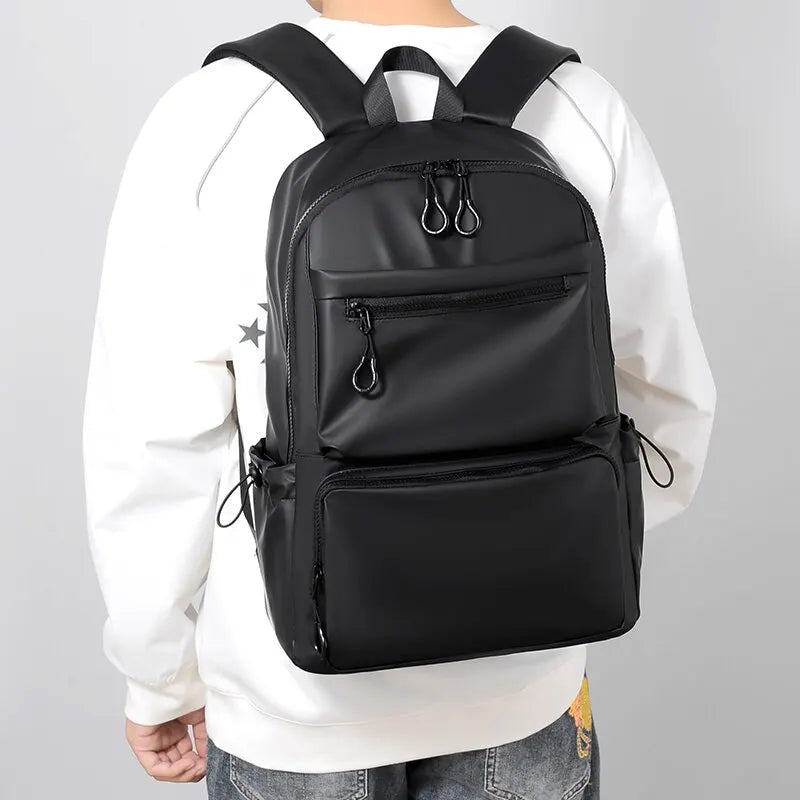 Laptop-Rucksack Menqor UrbanShield 14" | Wasserfester PU-Rucksack für Herren | 28,5 × 43 × 13 cm | Leicht, robust & mit Laptopfach