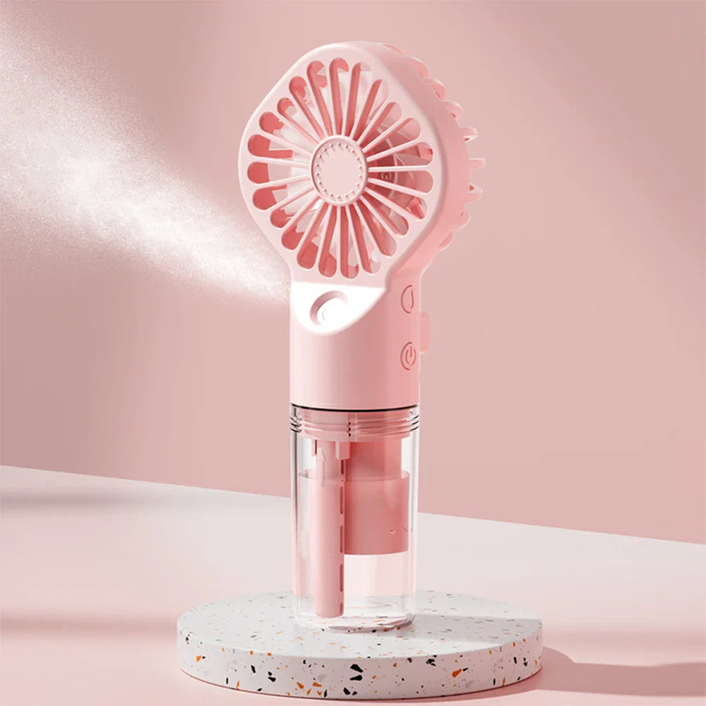 Brisella Air Mini Handventilator mit Luftbefeuchter | 4-Stufen-Sprühfunktion | USB Wiederaufladbar | Tragbar & Leise