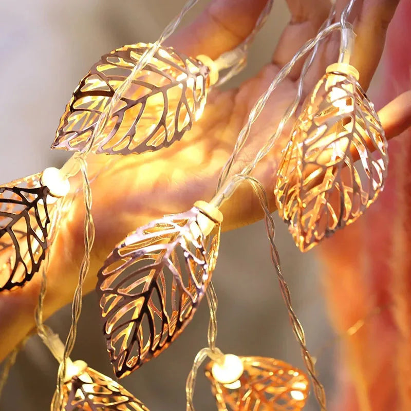 LED-Lichterkette GlowLeaf | 10/20 LEDs | Warmweiß oder Bunt | Mit Blättergirlande | Batteriebetrieben & Wasserdicht | Für Deko, Hochzeit & Feste
