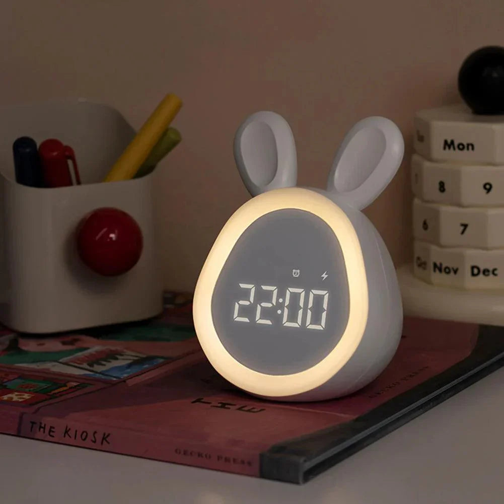 LumiHoppel Kinderwecker | LED Nachtlicht | Energiesparend & Süßes Hasen-Design | Weiß/Rosa | 8,8 x 7,3 x 11,2 cm