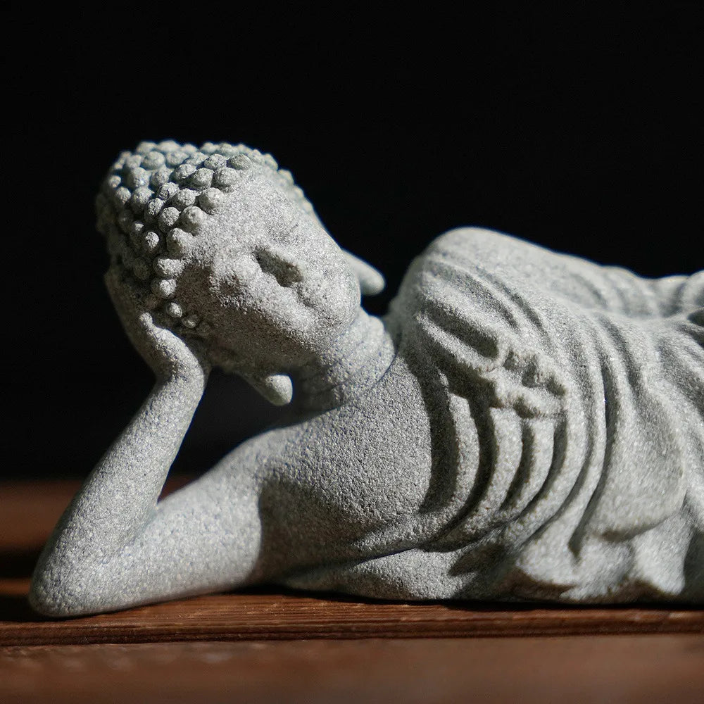 SERENYA Liegender Buddha | Handgefertigte Sandsteinfigur | Feng Shui Symbol für Ruhe & Glück | 9–18 cm