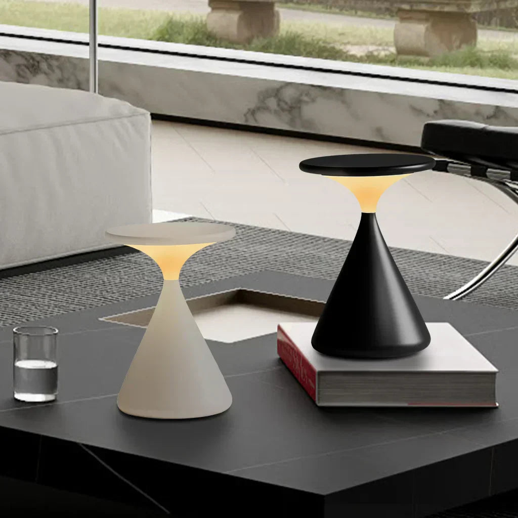 Sandoro LED Tischlampe Zanduhr-Design | Warmweiß 2200K–2700K | Touch-Dimmer | Ø13×18 cm | Kabellos & USB-C