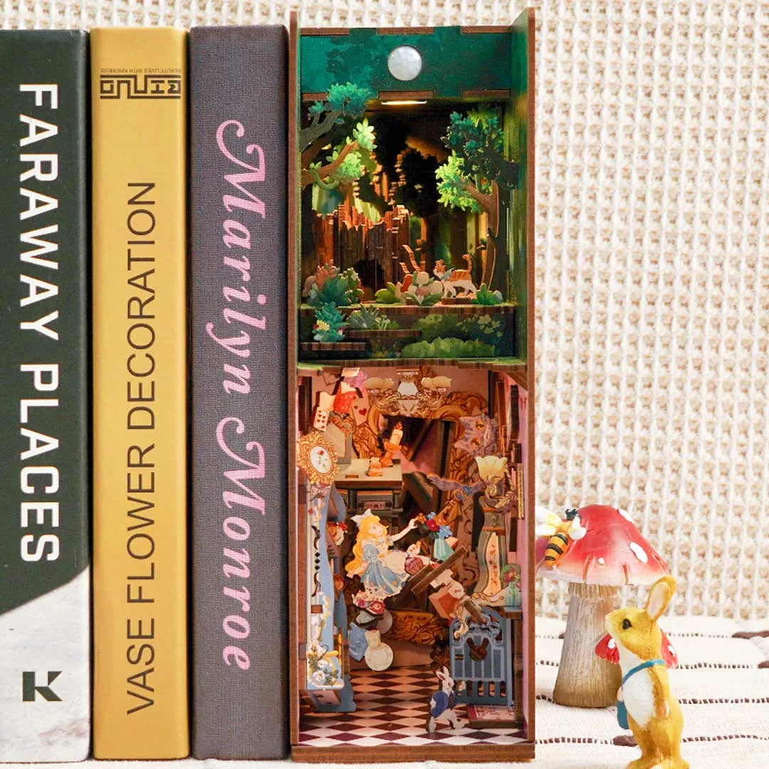 Book Nook - Alice in Wonderland