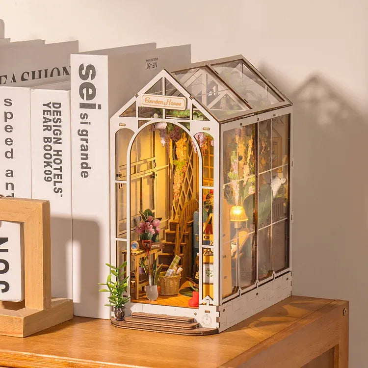 Booknook - Holiday Garden House  | TGB06