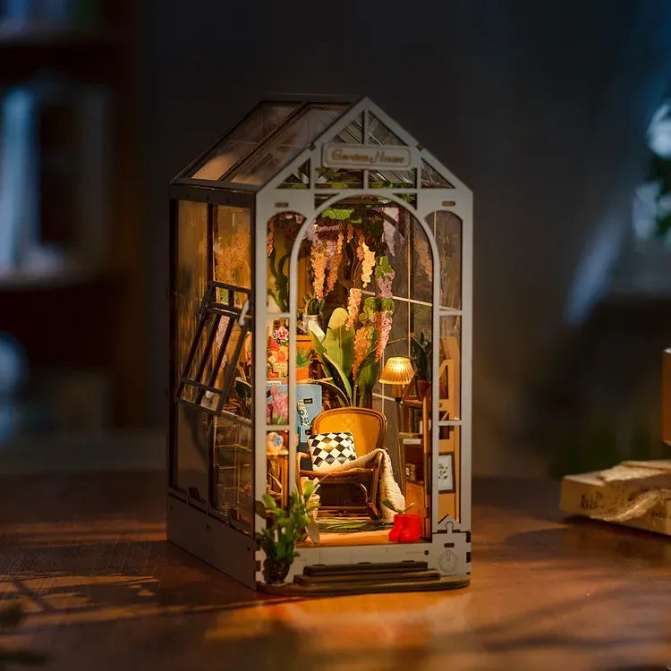 Booknook - Holiday Garden House  | TGB06