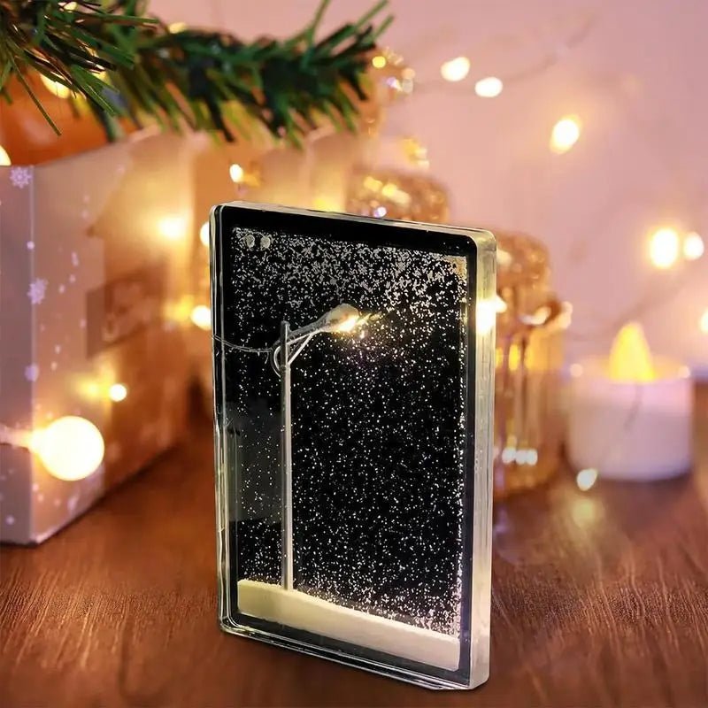 SnowGlow – Straßenlaterne mit winterlicher Schneeszene