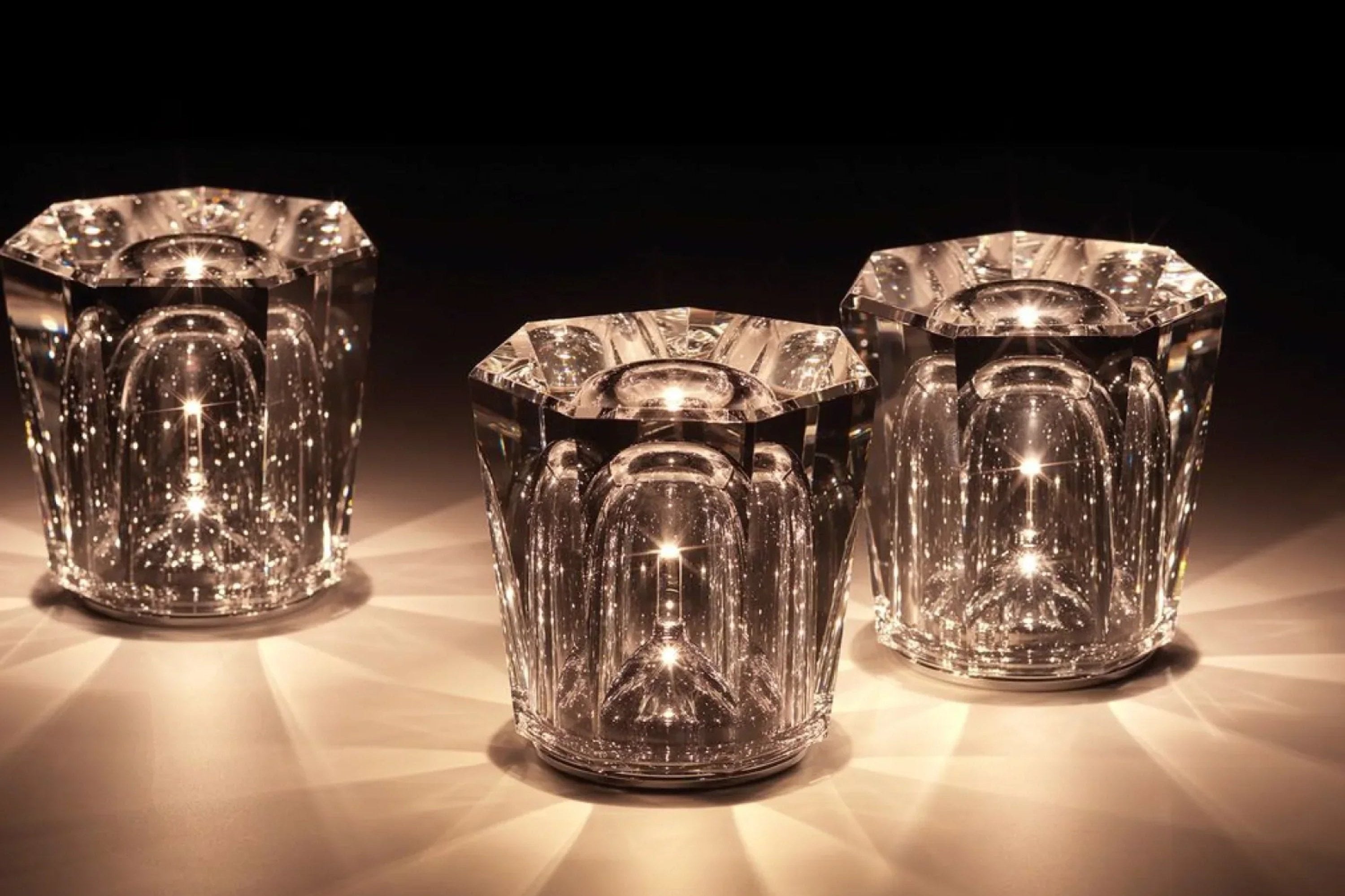 Kristall Tischlampe VÉLORIA | Diamantoptik & 360° Lichtspiel | Kabellos & USB-Aufladbar | Bis zu 12 Std. Leuchtdauer