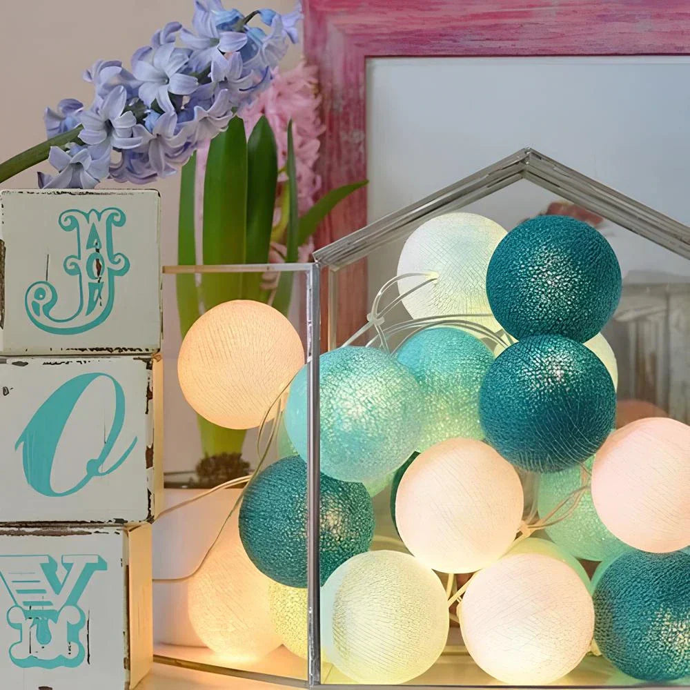 Cottonellea LED Kugellichterkette aus Baumwolle | 6 cm Kugeln | 1,5–3,0 m Länge | USB- & Batteriebetrieb | Warmes Stimmungslicht