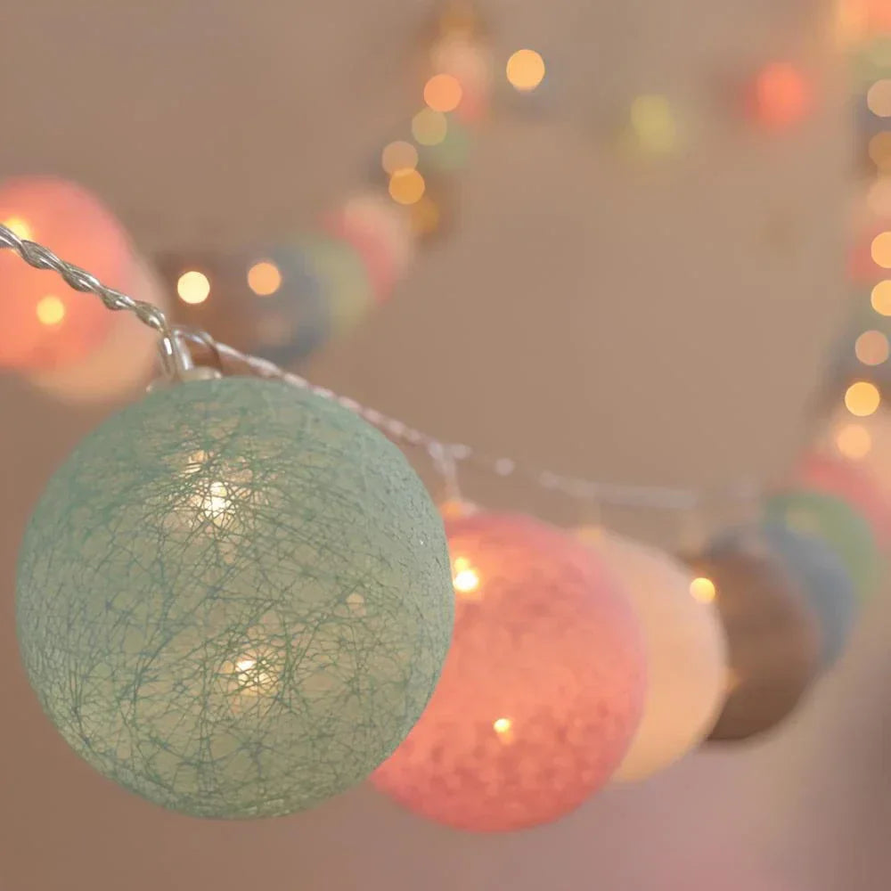 Cottonellea LED Kugellichterkette aus Baumwolle | 6 cm Kugeln | 1,5–3,0 m Länge | USB- & Batteriebetrieb | Warmes Stimmungslicht
