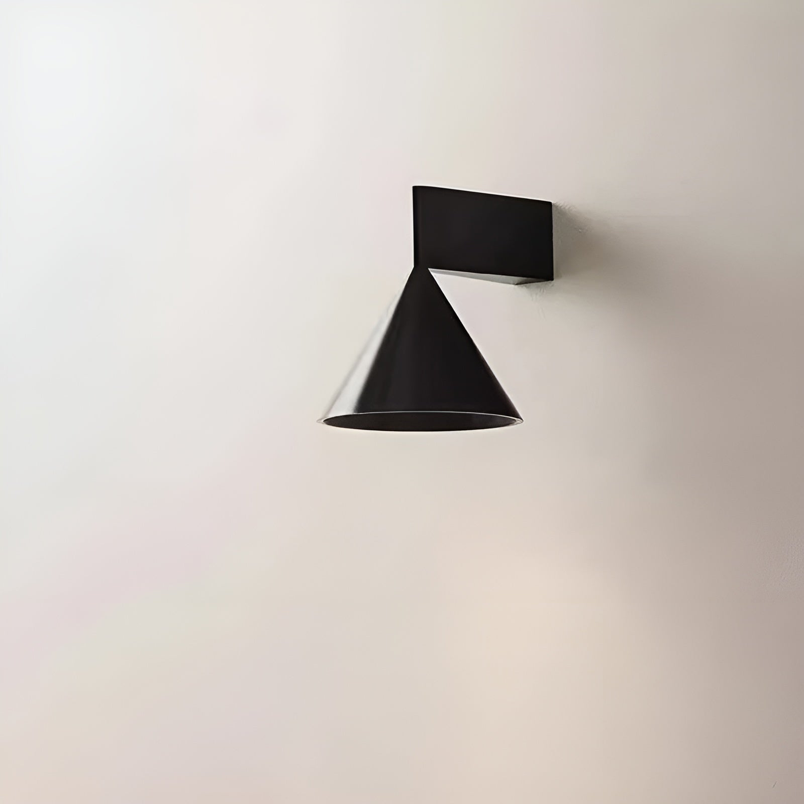 ConeLux Wandleuchte | Modernes Kegel-Design | Sanftes Licht & Platzsparend | Aluminium