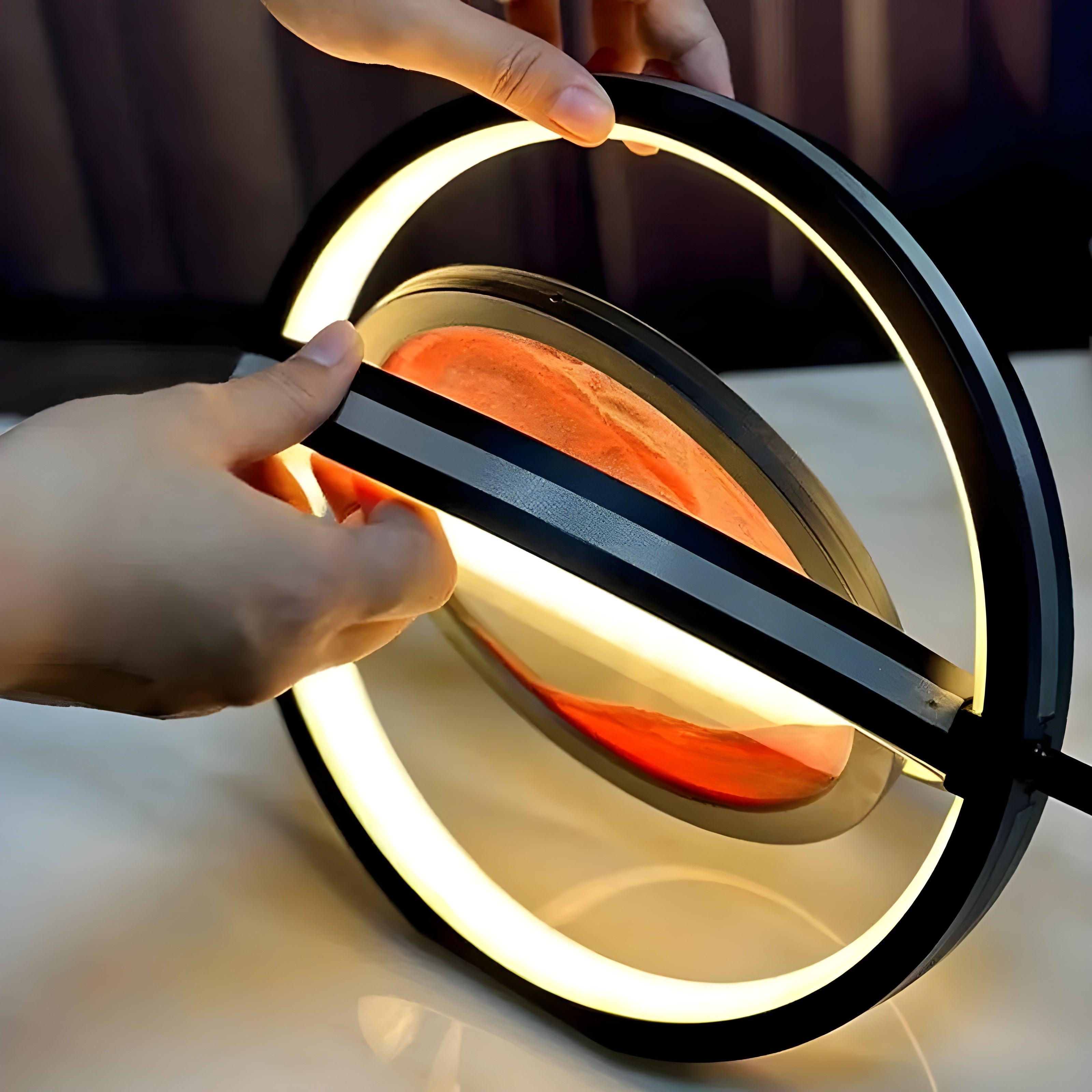Calmindra Sandkunst Tischlampe mit 360° Drehung | LED-Beleuchtung & USB | Beruhigende Bewegung | 19×16×9,5 cm | Handgefertigt