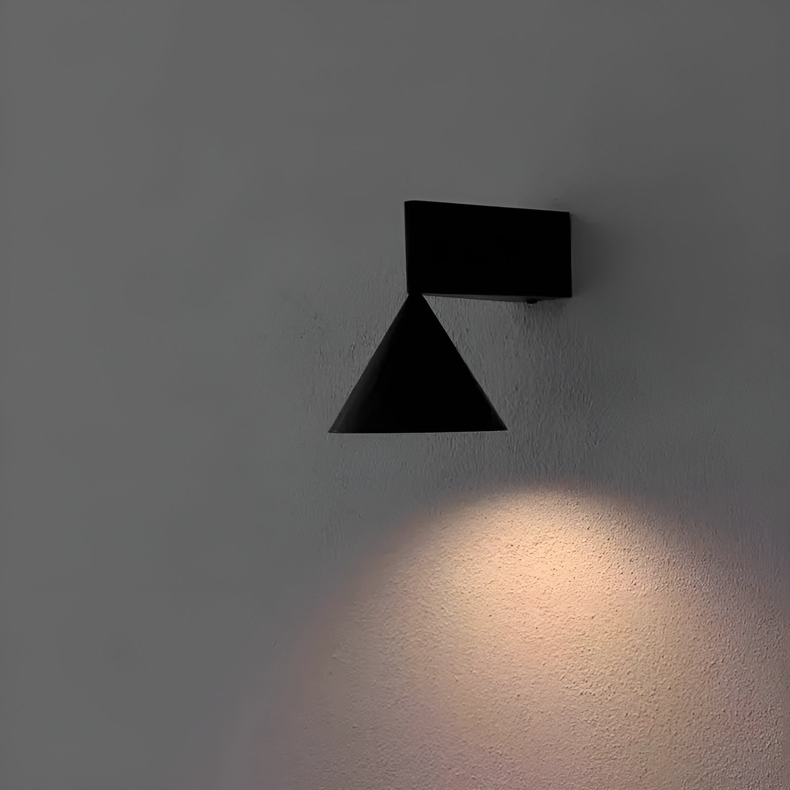ConeLux Wandleuchte | Modernes Kegel-Design | Sanftes Licht & Platzsparend | Aluminium