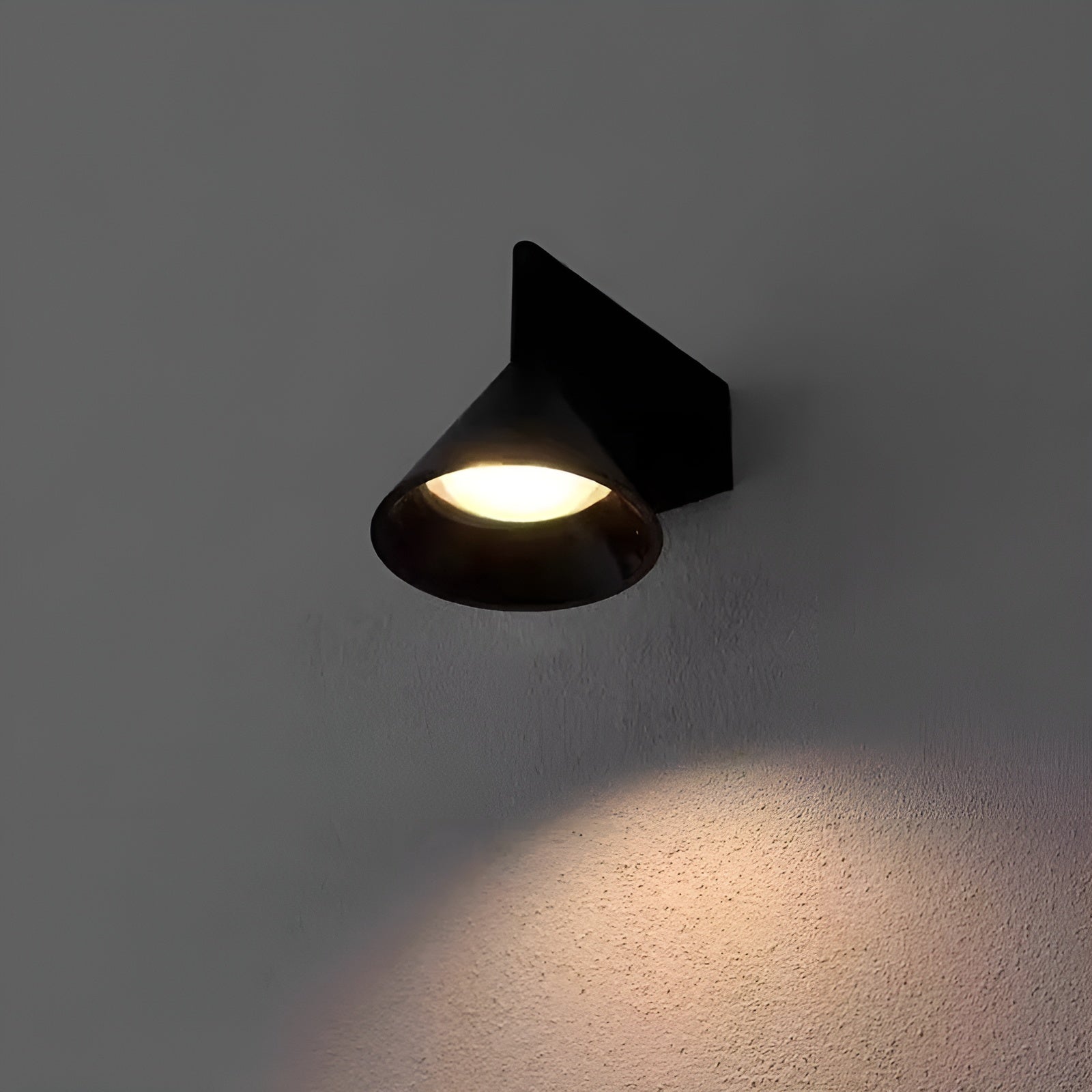 ConeLux Wandleuchte | Modernes Kegel-Design | Sanftes Licht & Platzsparend | Aluminium
