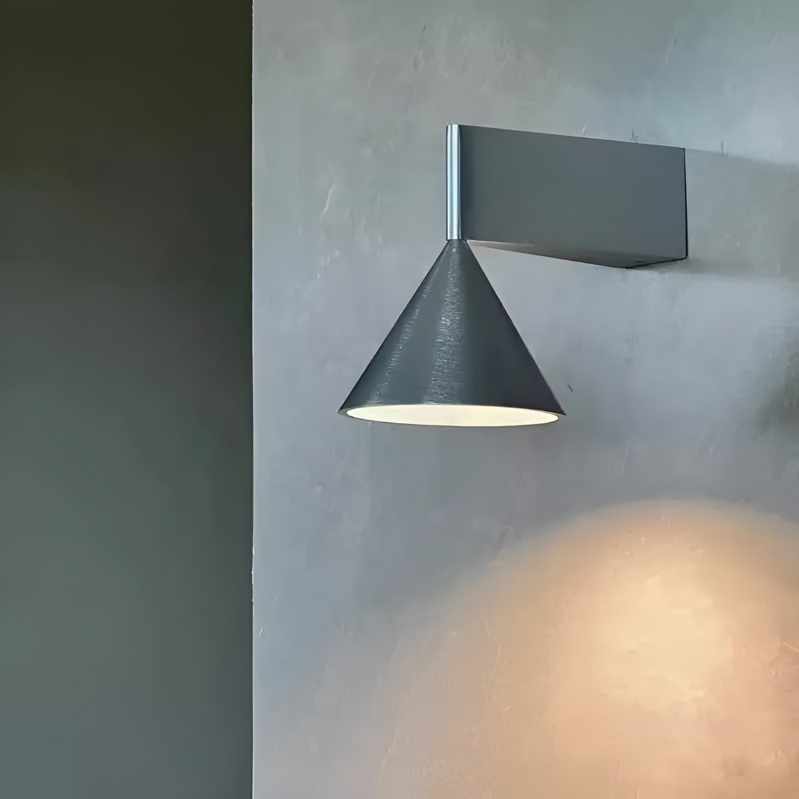 ConeLux Wandleuchte | Modernes Kegel-Design | Sanftes Licht & Platzsparend | Aluminium